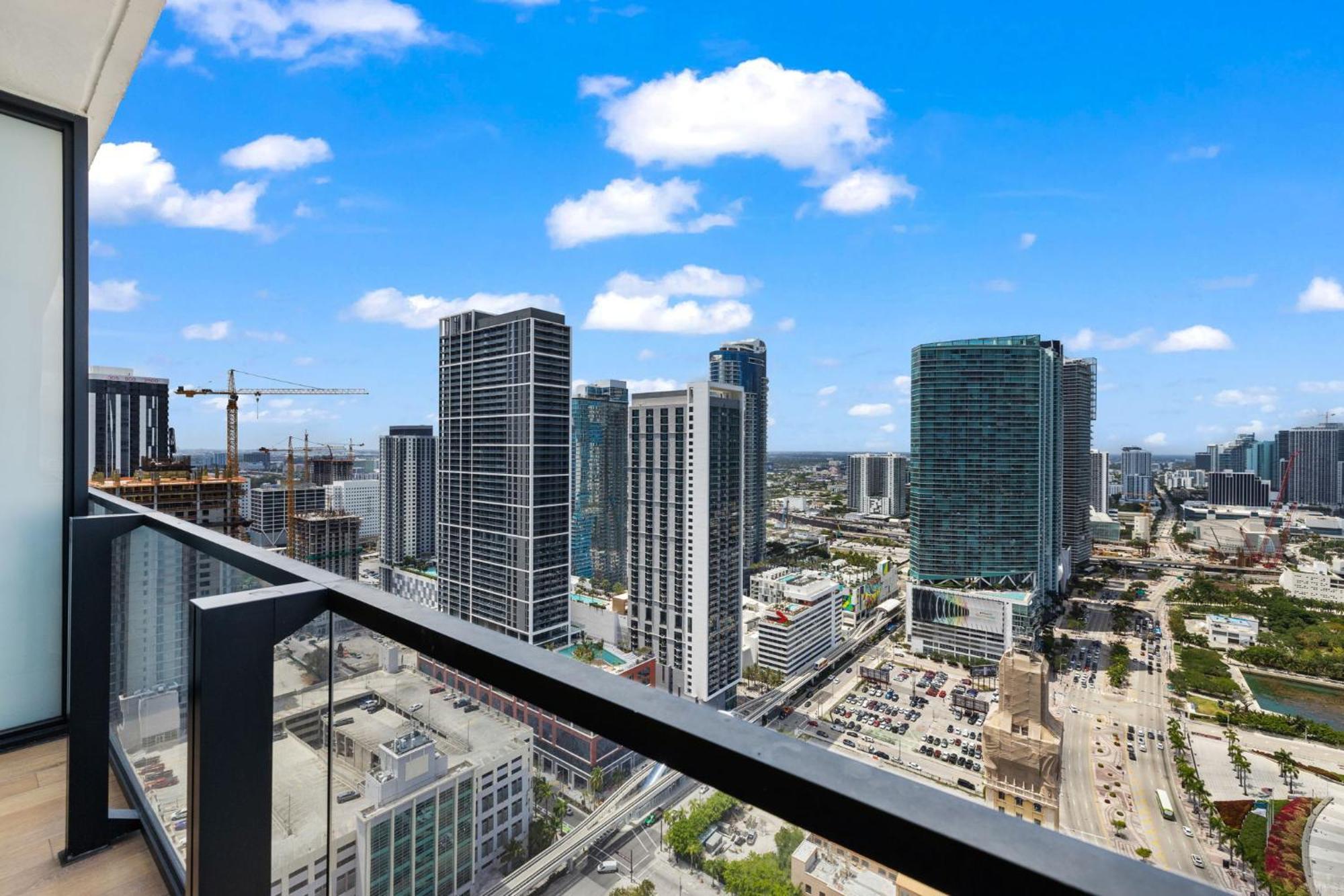 Studio With Amazing City View At Downtown Apartment *